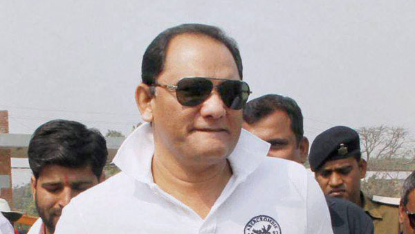 రోడ్డు ప్రమాదంలో చిక్కుకున్న అజారుద్దీన్ కారు ; తృటిలో తప్పిన ప్రమాదం
