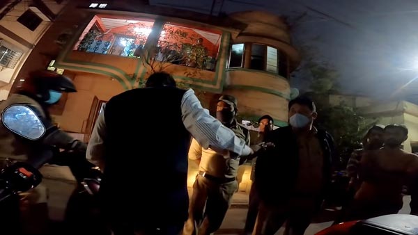సూపర్బైక్ రైడర్ని వేధించిన స్థానికులు మరియు పోలీసులు - వీడియో