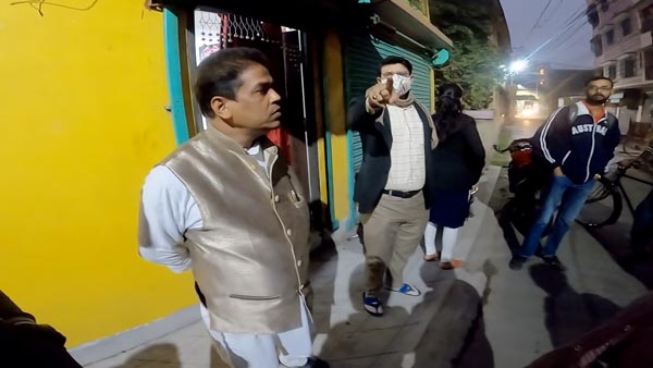 సూపర్బైక్ రైడర్ని వేధించిన స్థానికులు మరియు పోలీసులు - వీడియో
