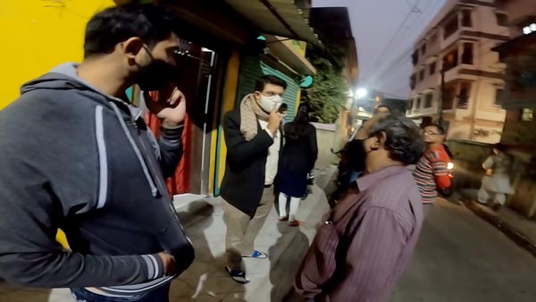 సూపర్బైక్ రైడర్ని వేధించిన స్థానికులు మరియు పోలీసులు - వీడియో