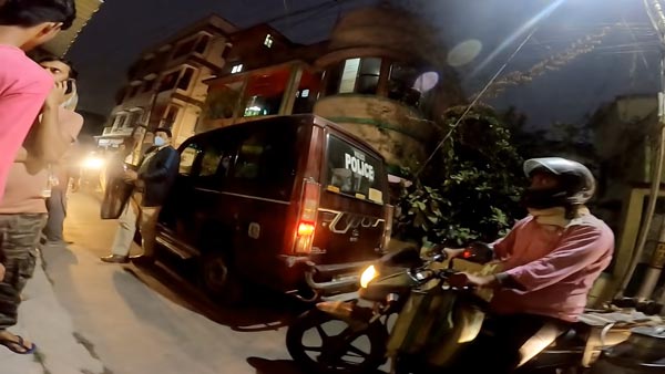 సూపర్బైక్ రైడర్ని వేధించిన స్థానికులు మరియు పోలీసులు - వీడియో