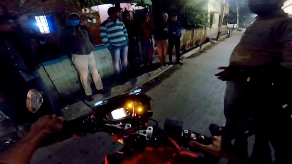 సూపర్బైక్ రైడర్ని వేధించిన స్థానికులు మరియు పోలీసులు - వీడియో