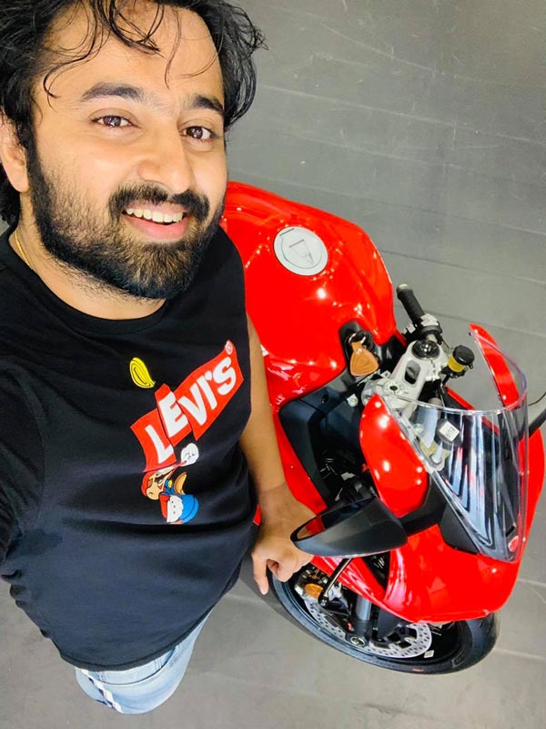 రూ. 24 లక్షలతో బైక్ కొన్న మలయాళీ స్టార్.. ఎవరో చూసారా..!