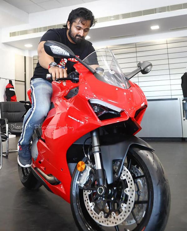 రూ. 24 లక్షలతో బైక్ కొన్న మలయాళీ స్టార్.. ఎవరో చూసారా..!