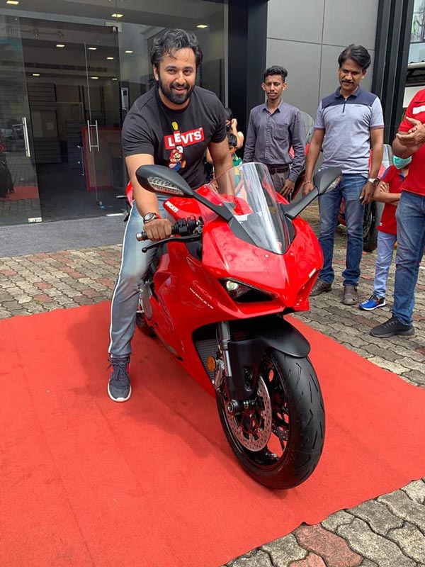 రూ. 24 లక్షలతో బైక్ కొన్న మలయాళీ స్టార్.. ఎవరో చూసారా..!