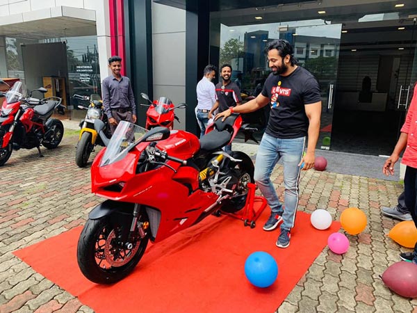 రూ. 24 లక్షలతో బైక్ కొన్న మలయాళీ స్టార్.. ఎవరో చూసారా..!