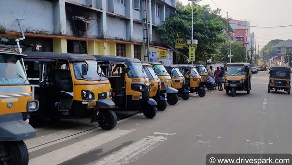కుటుంబం కోసం ఆటో డ్రైవర్గా మారిన 21 ఏళ్ల అమ్మాయి.. ఎక్కడో తెలుసా ?