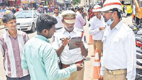 జరిమానా విధించినందుకు పోలీస్ స్టేషన్కే కరెంట్ కట్ చేసిన ఎలక్ట్రిక్ బోర్డు ఉద్యోగి.. ఎక్కడో తెలుసా..!