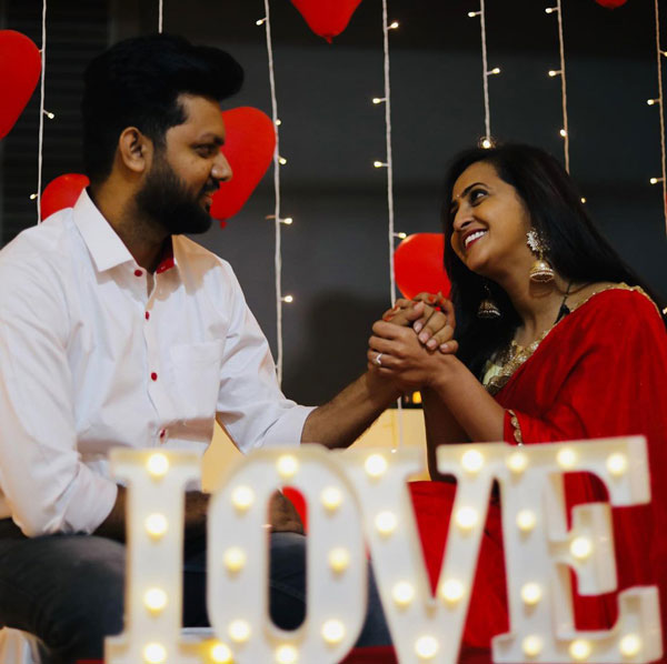 భర్తకు 16 లక్షల కారు గిఫ్ట్గా ఇచ్చిన తెలుగు యాంకర్ లాస్య
