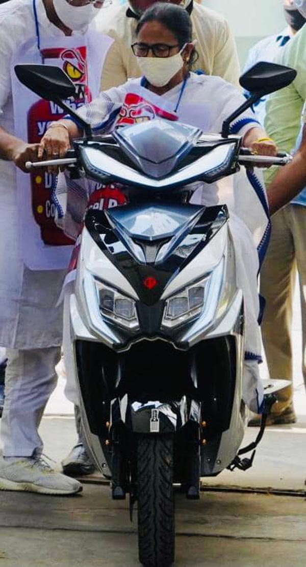 ఎలక్ట్రిక్ స్కూటర్పై ర్యాలీ చేపట్టిన కలకత్తా సీఎం.. ఎందుకో తెలుసా!