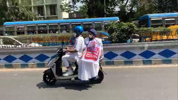 ఎలక్ట్రిక్ స్కూటర్పై ర్యాలీ చేపట్టిన కలకత్తా సీఎం.. ఎందుకో తెలుసా!