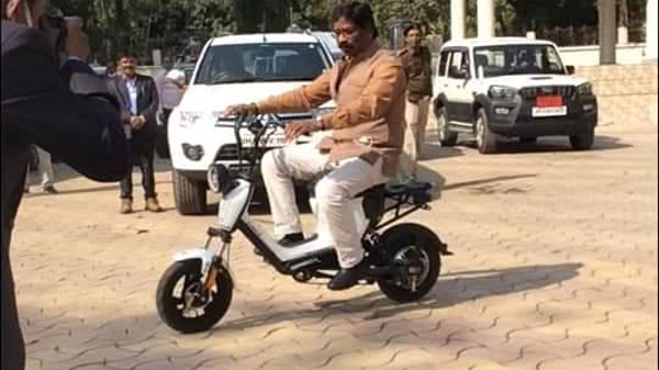 విలేజ్లో తయారైన ఈ ఎలక్ట్రిక్ బైక్ ధర చాలా చీప్ గురూ..