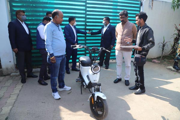 విలేజ్లో తయారైన ఈ ఎలక్ట్రిక్ బైక్ ధర చాలా చీప్ గురూ..