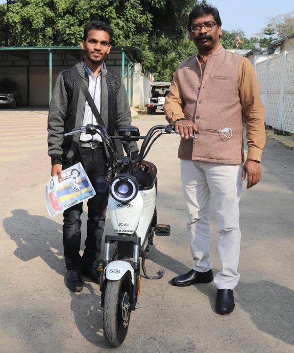 విలేజ్లో తయారైన ఈ ఎలక్ట్రిక్ బైక్ ధర చాలా చీప్ గురూ..