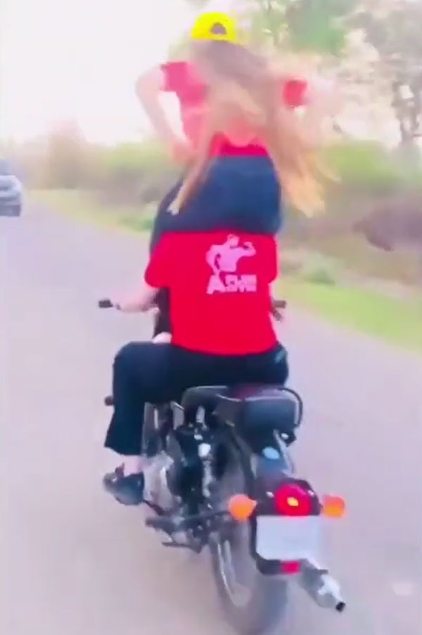 ఒకరిపై ఒకరు కూర్చుని ప్రమాదకరమైన బైక్ స్టంట్స్ చేసిన యువతులు