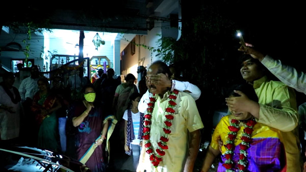 తల్లిదండ్రుల పెళ్లి రోజుకి కియా సొనెట్ గిఫ్ట్గా ఇచ్చిన పిల్లలు