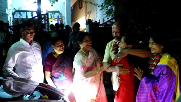 తల్లిదండ్రుల పెళ్లి రోజుకి కియా సొనెట్ గిఫ్ట్గా ఇచ్చిన పిల్లలు