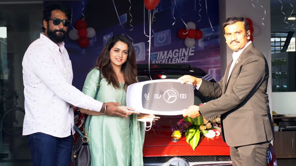 మెర్సిడెస్ బెంజ్ లగ్జరీ కార్ కొనుగోలు చేసిన సినీ నటి భావన