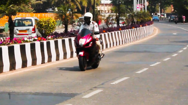సుజుకి హయాబుసా సూపర్బైక్పై ట్రాఫిక్ పోలీస్