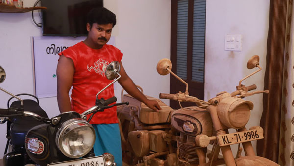 చెక్కతో బుల్లెట్ మోటార్సైకిల్ తయారు చేసిన కేరళైట్; వావ్ అంటున్న నెటిజెన్స్!