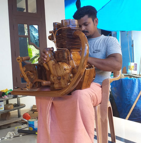 చెక్కతో బుల్లెట్ మోటార్సైకిల్ తయారు చేసిన కేరళైట్; వావ్ అంటున్న నెటిజెన్స్!
