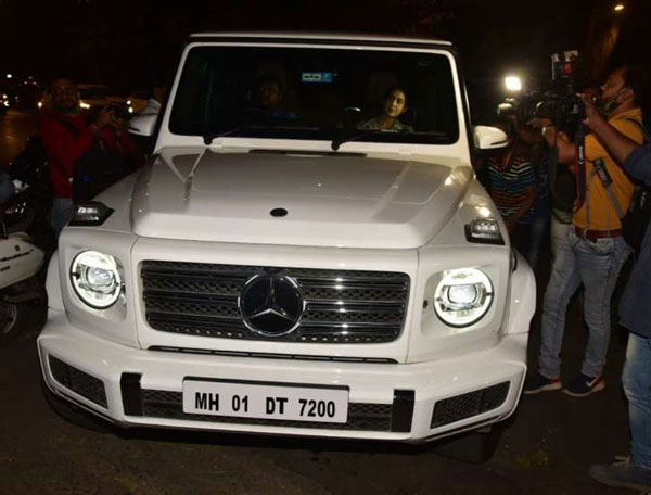మెర్సిడెస్ జి-వాగన్ ఎస్యూవీలో కనిపించిన బాలీవుడ్ భామ.. ఎవరో తెలుసా?