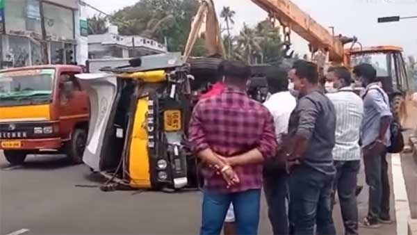 రెప్పపాటు కాలంలో తప్పించుకున్న స్కూటరిస్ట్.. లేకుంటే ఏమయ్యేదో?