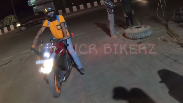 అర్ధరాత్రి స్విగ్గీ డెలివరీ బాయ్కి కెటిఎమ్ బైక్ ఇచ్చిన వ్యక్తి, ఎందుకో తెలుసా?