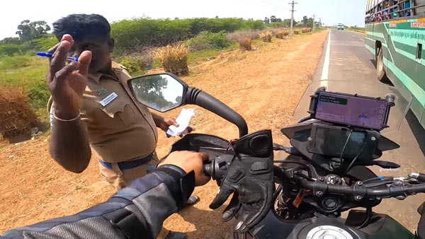 మానవత్వం చాటుకున్న మంచి పోలీస్ & బైక్ రైడర్.. వీడియో చూస్తే మీరు కూడా మెచ్చుకుంటారు