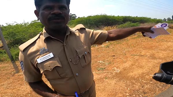 మానవత్వం చాటుకున్న మంచి పోలీస్ & బైక్ రైడర్.. వీడియో చూస్తే మీరు కూడా మెచ్చుకుంటారు
