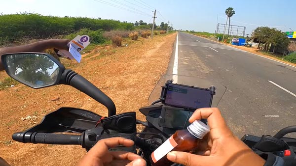 మానవత్వం చాటుకున్న మంచి పోలీస్ & బైక్ రైడర్.. వీడియో చూస్తే మీరు కూడా మెచ్చుకుంటారు