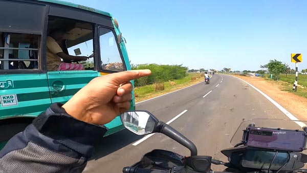మానవత్వం చాటుకున్న మంచి పోలీస్ & బైక్ రైడర్.. వీడియో చూస్తే మీరు కూడా మెచ్చుకుంటారు
