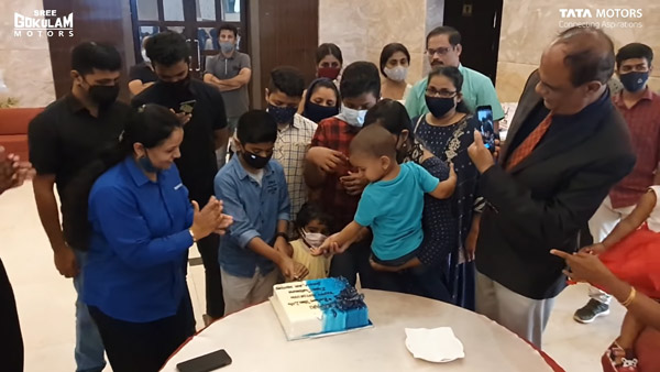 ఒకేరోజు 10 సఫారీ ఎస్యూవీలను డెలివరీ చేసిన టాటా మోటార్స్; వివరాలు