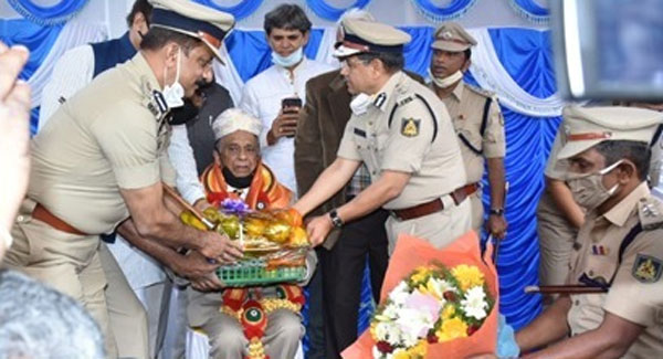టాఫిక్ సిగ్నల్ పోల్కి సెలబ్రేషన్ చేసిన బెంగళూరు పోలీసులు.. ఎందుకో తెలుసా?