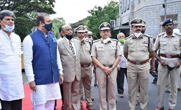 టాఫిక్ సిగ్నల్ పోల్కి సెలబ్రేషన్ చేసిన బెంగళూరు పోలీసులు.. ఎందుకో తెలుసా?