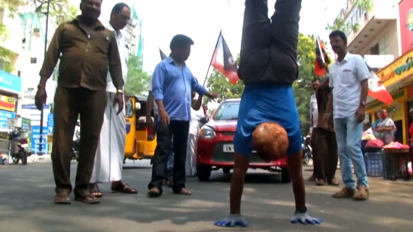తలకిందులుగా నడుస్తూ కారునే లాగేసిన యోగా గురువు.. ఎందుకో తెలుసా..!