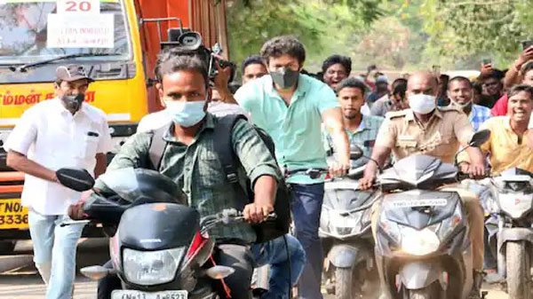 ఓటువేయడానికి సైకిల్పై వచ్చిన ఇలయదలపతి విజయ్