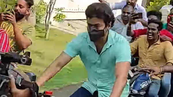 ఓటువేయడానికి సైకిల్పై వచ్చిన ఇలయదలపతి విజయ్