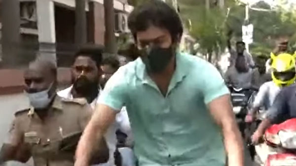 ఓటువేయడానికి సైకిల్పై వచ్చిన ఇలయదలపతి విజయ్