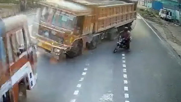 హైదరాబాద్లో ఘోర రోడ్డు ప్రమాదం; బైక్ రైడర్ వల్ల ఢీ కొట్టుకున్న రెండు లారీలు