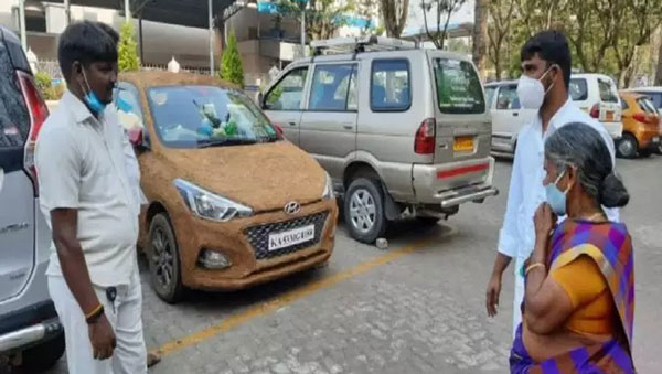 నట్టింట్లో వైరల్; తిరుమలలో కనిపించిన ఆవు పేడ పూసిన కార్