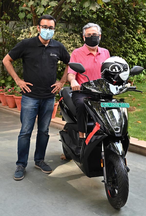ఢిల్లీలో ఏథర్ 450ఎక్స్ డెలివరీ స్టార్ట్.. హీరో చైర్మన్కి మొదటి యూనిట్