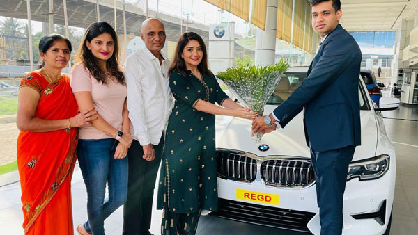 బిఎమ్డబ్ల్యూ లగ్జరీ కార్ కొనుగోలుచేసిన కన్నడ నటి కరుణ్య రామ్