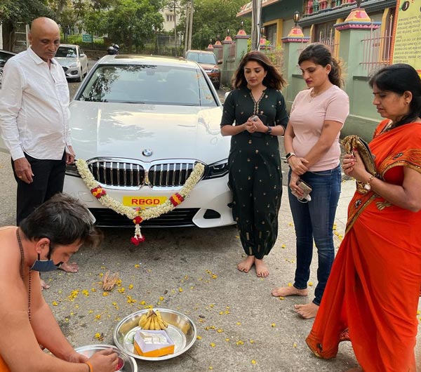 బిఎమ్డబ్ల్యూ లగ్జరీ కార్ కొనుగోలుచేసిన కన్నడ నటి కరుణ్య రామ్
