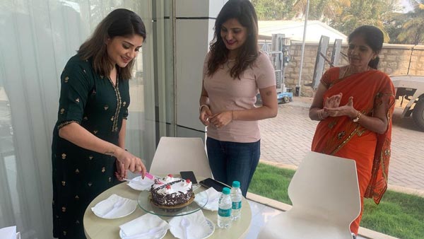 బిఎమ్డబ్ల్యూ లగ్జరీ కార్ కొనుగోలుచేసిన కన్నడ నటి కరుణ్య రామ్