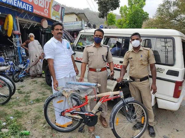 సైకిల్ దొంగిలించిన బాలుడికి షాకింగ్ సర్ప్రైజ్ ఇచ్చిన పోలీసులు!