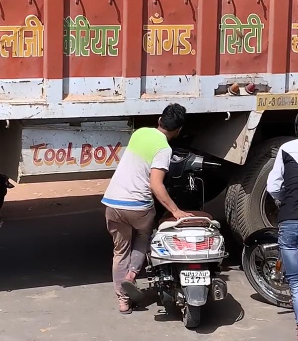 సోషల్ మీడియాలో తెగ చక్కర్లు కొడుతున్న వీడియో.. ఇంతకీ ఇందులో ఏముంది