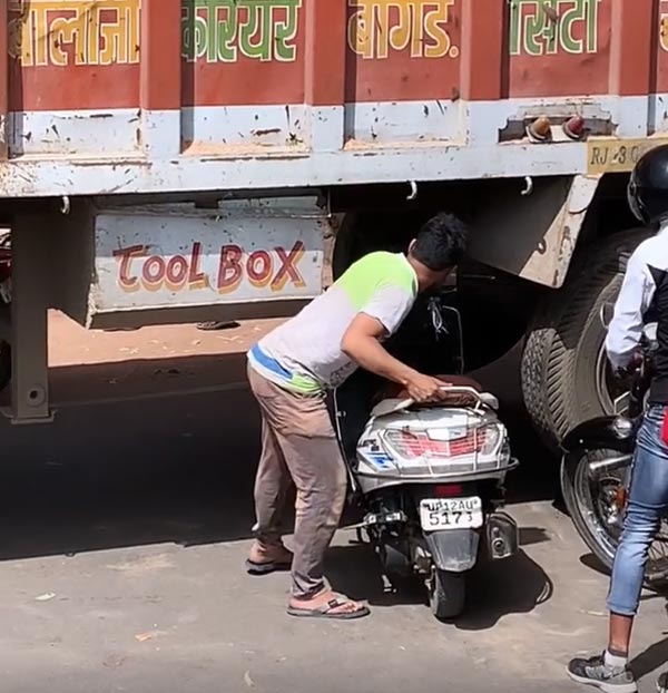 సోషల్ మీడియాలో తెగ చక్కర్లు కొడుతున్న వీడియో.. ఇంతకీ ఇందులో ఏముంది