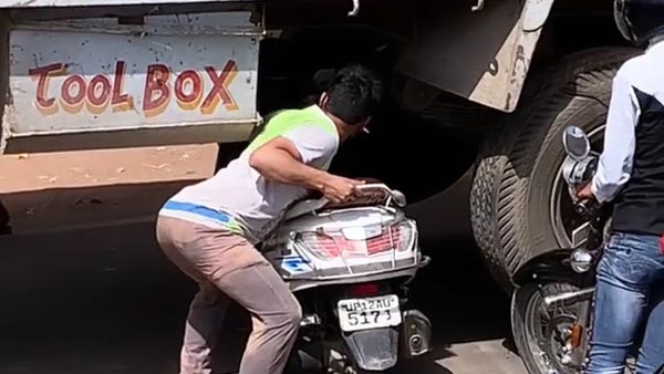 సోషల్ మీడియాలో తెగ చక్కర్లు కొడుతున్న వీడియో.. ఇంతకీ ఇందులో ఏముంది