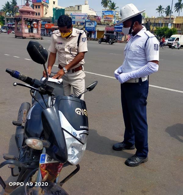 పేస్ మాస్క్ లేనందుకు పోలీసుకు సైతం జరిమానా
